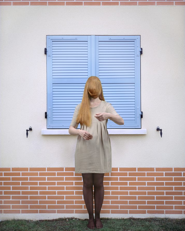 femme à la longue chevelure dans une ville nouvelle