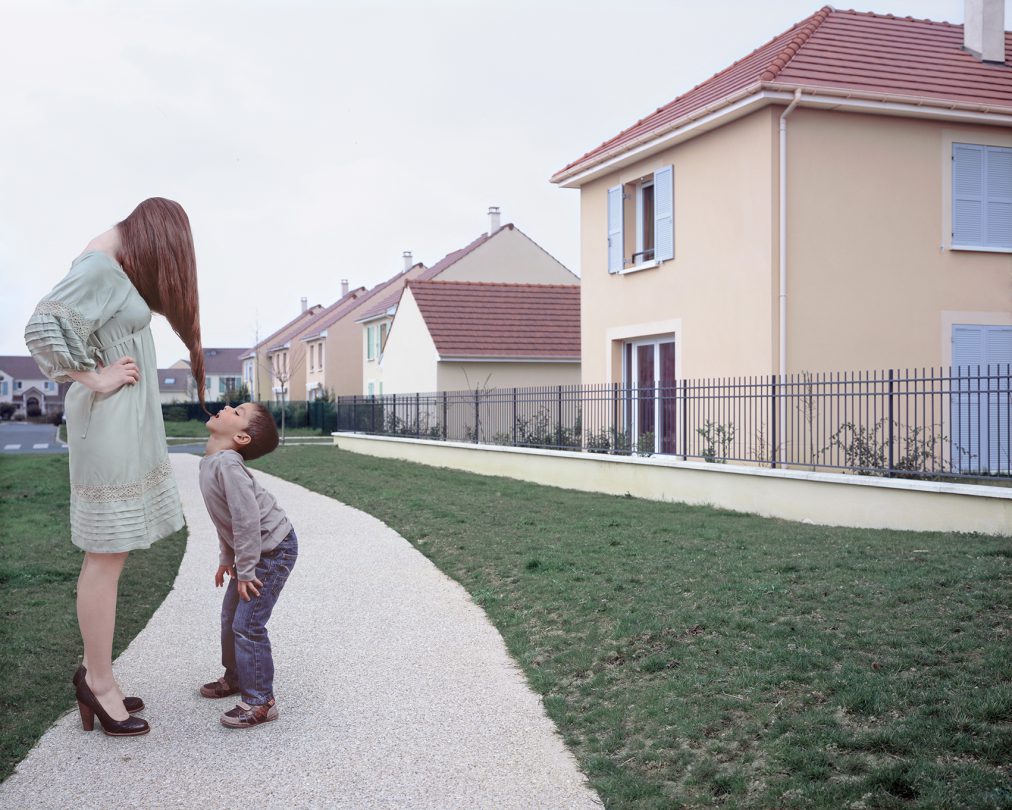 femme à la longue chevelure dans une ville nouvelle
