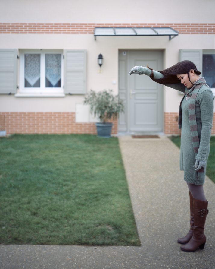 femme à la longue chevelure dans une ville nouvelle