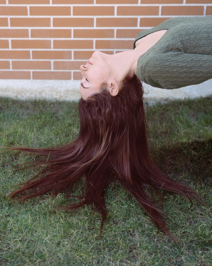 femme à la longue chevelure dans une ville nouvelle