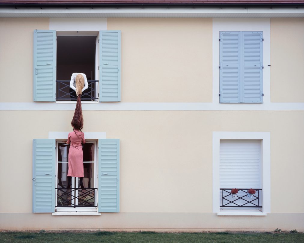 femme à la longue chevelure dans une ville nouvelle