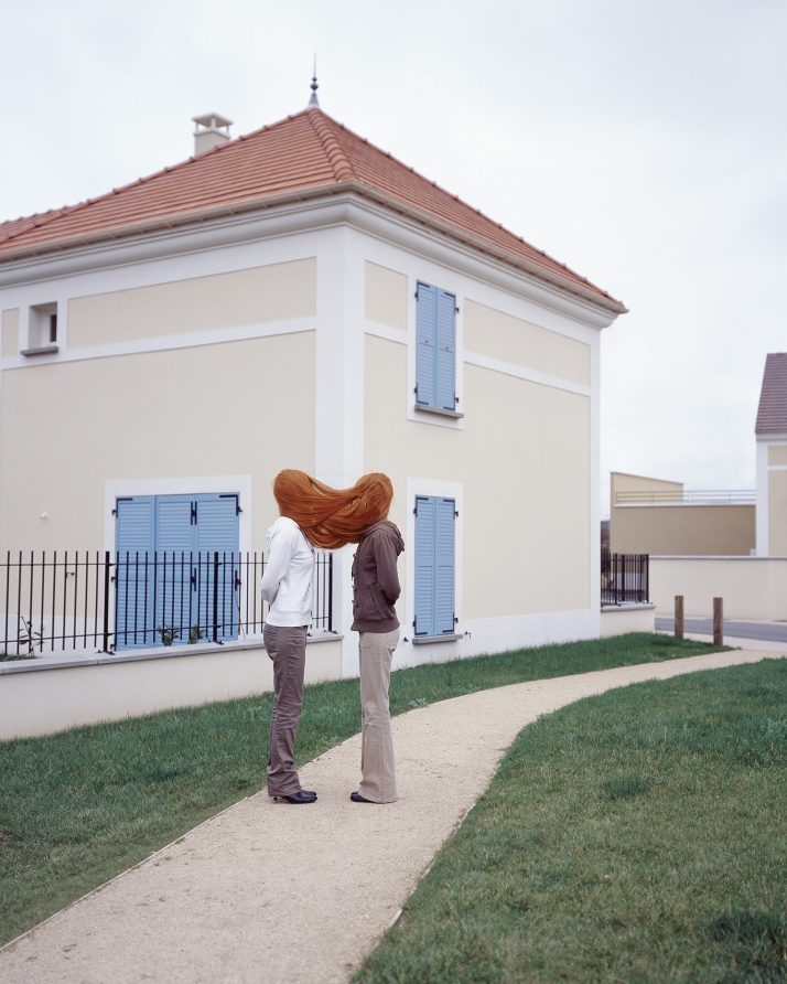 femme à la longue chevelure dans une ville nouvelle