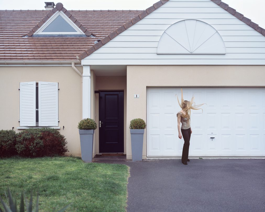 femme à la longue chevelure dans une ville nouvelle