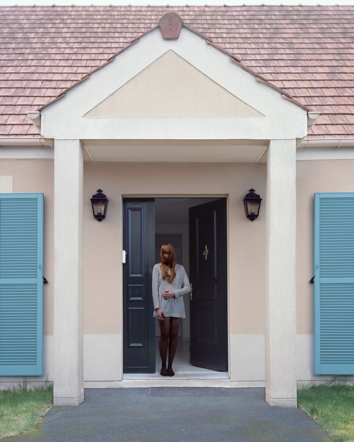 femme à la longue chevelure dans une ville nouvelle