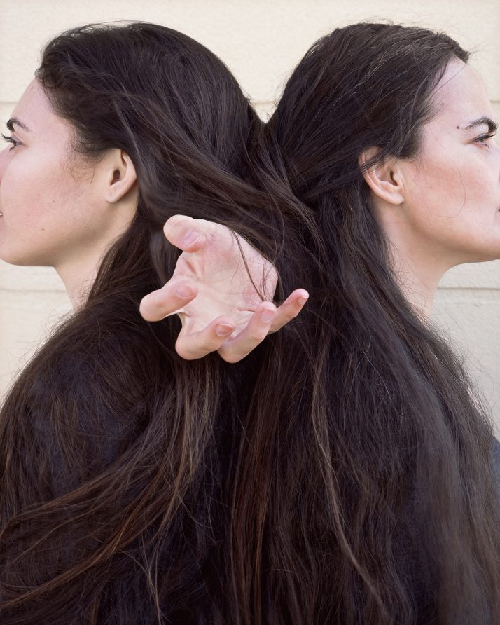femme à la longue chevelure dans une ville nouvelle