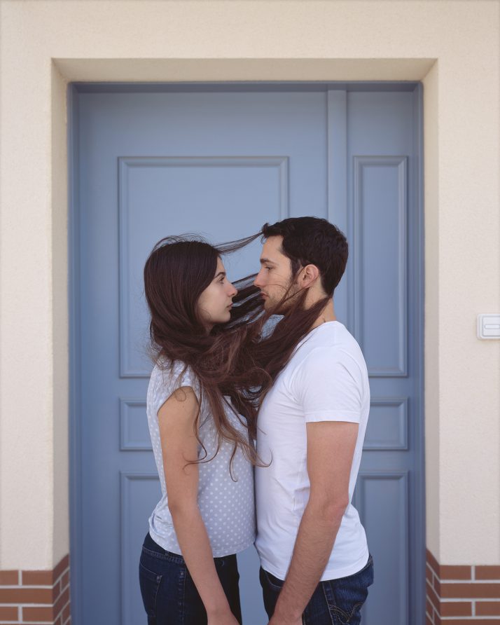 femme à la longue chevelure dans une ville nouvelle