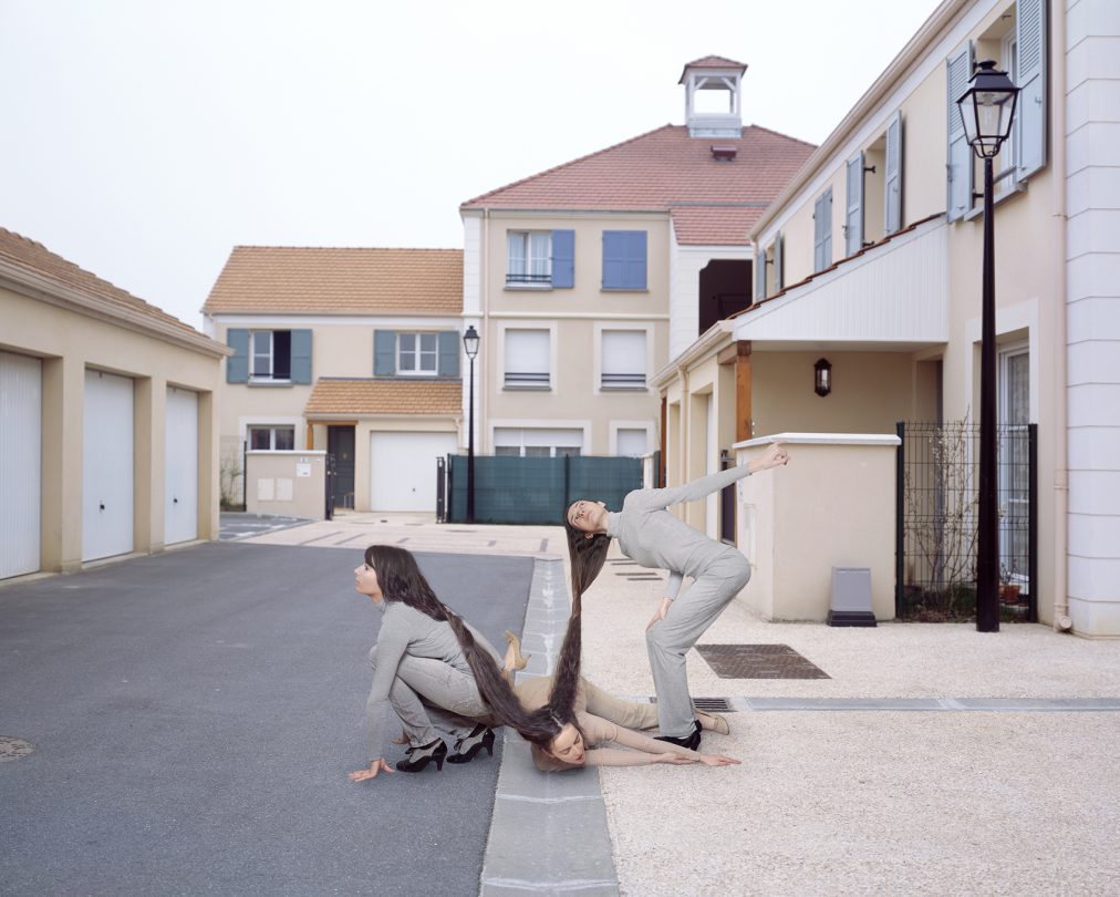 femme à la longue chevelure dans une ville nouvelle