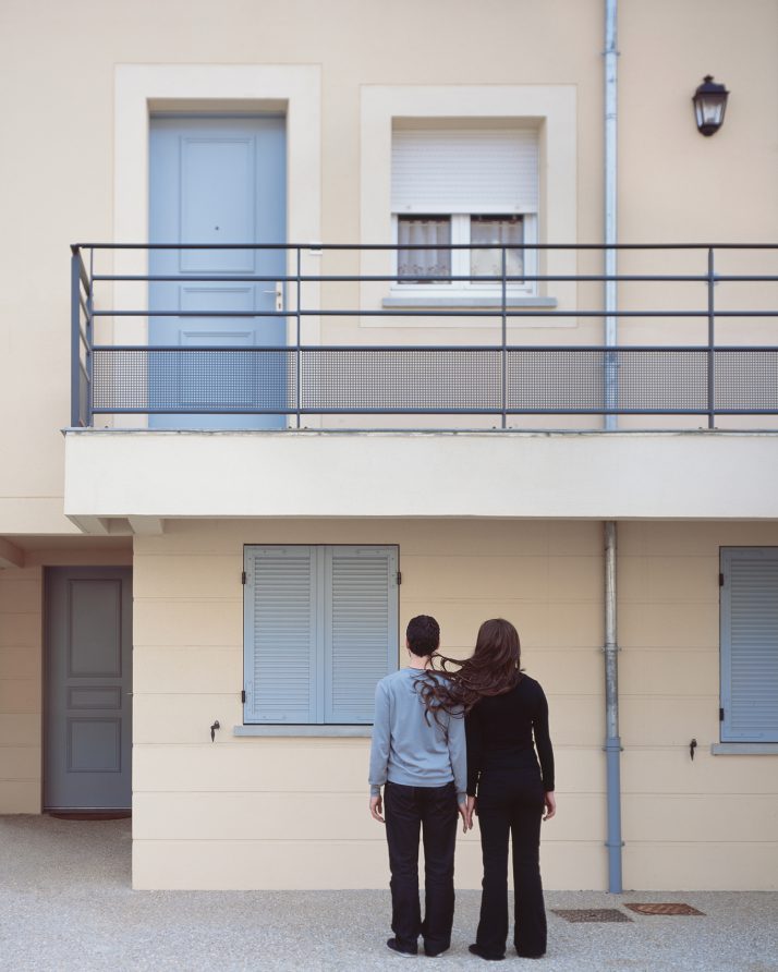 femme à la longue chevelure dans une ville nouvelle
