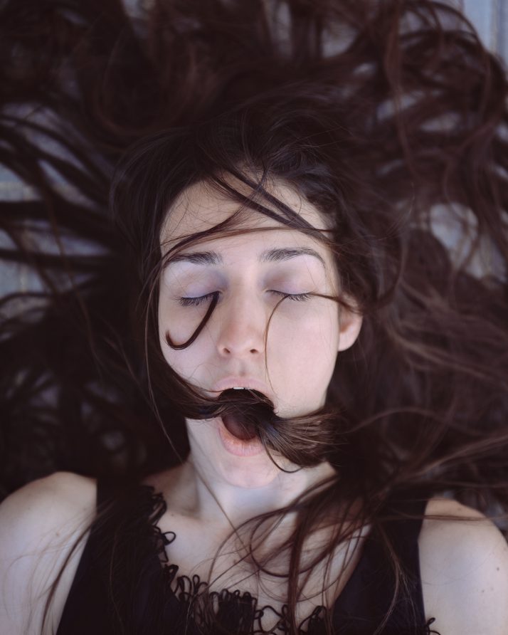 femme à la longue chevelure dans une ville nouvelle