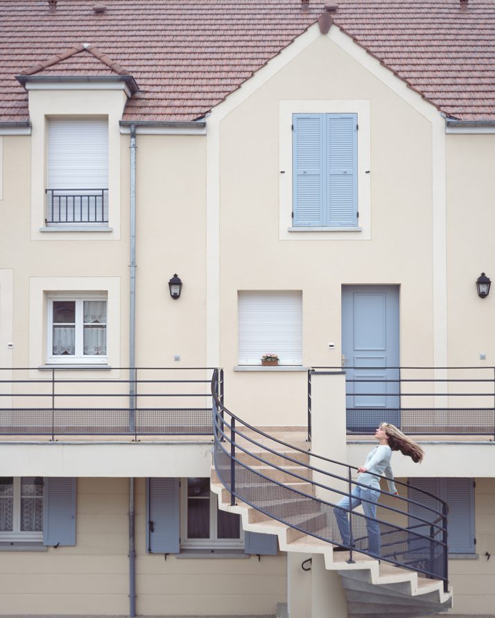 femme à la longue chevelure dans une ville nouvelle