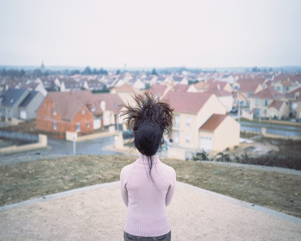 femme à la longue chevelure dans une ville nouvelle