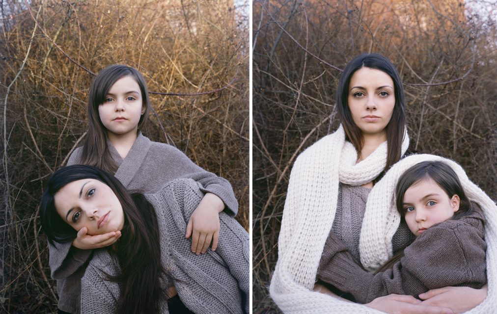 Une jeune fille soutient la tête de sa mère, et la maintient dans ses bras. Elles sont toutes deux vêtues de laine, derrière elles on devine un roncier.