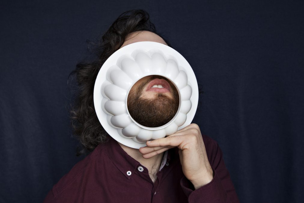 un barbu tentant de rentrer dans le moule de la société