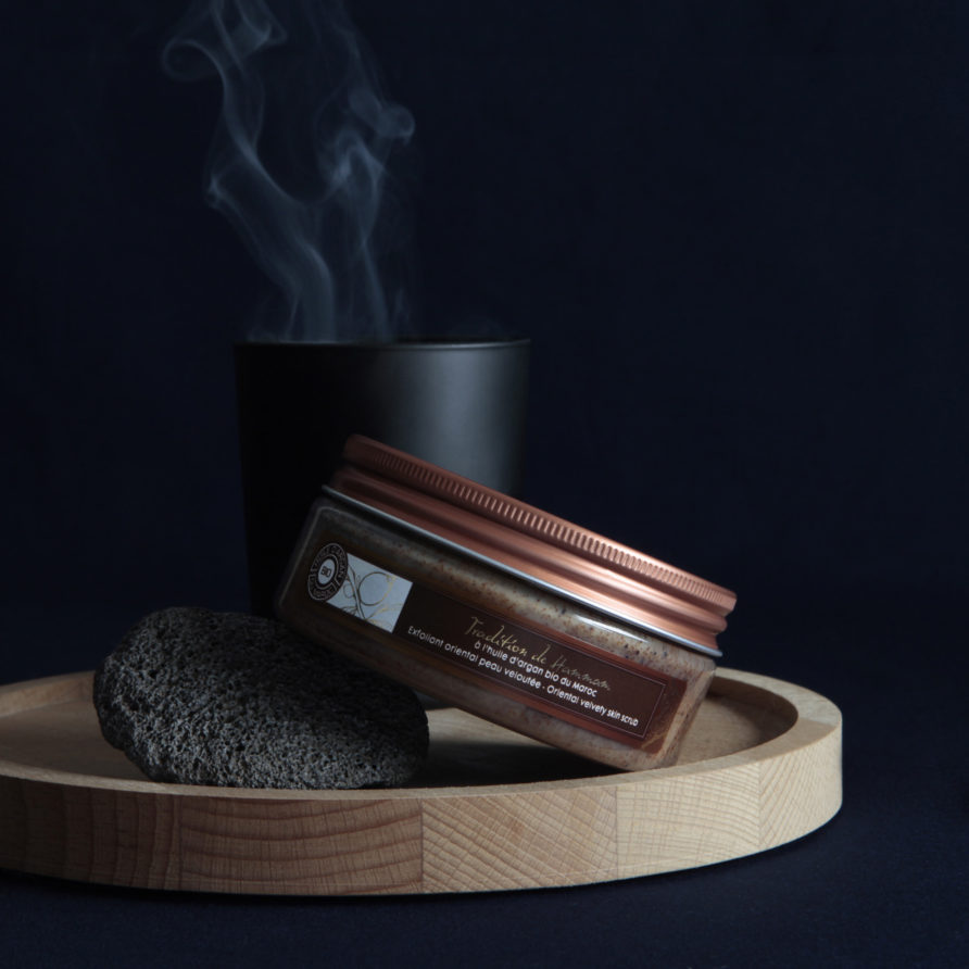 nature morte avec exfoliant "tradition de hammam" à l'huile d'argan bio du maroc de Yves Rocher.