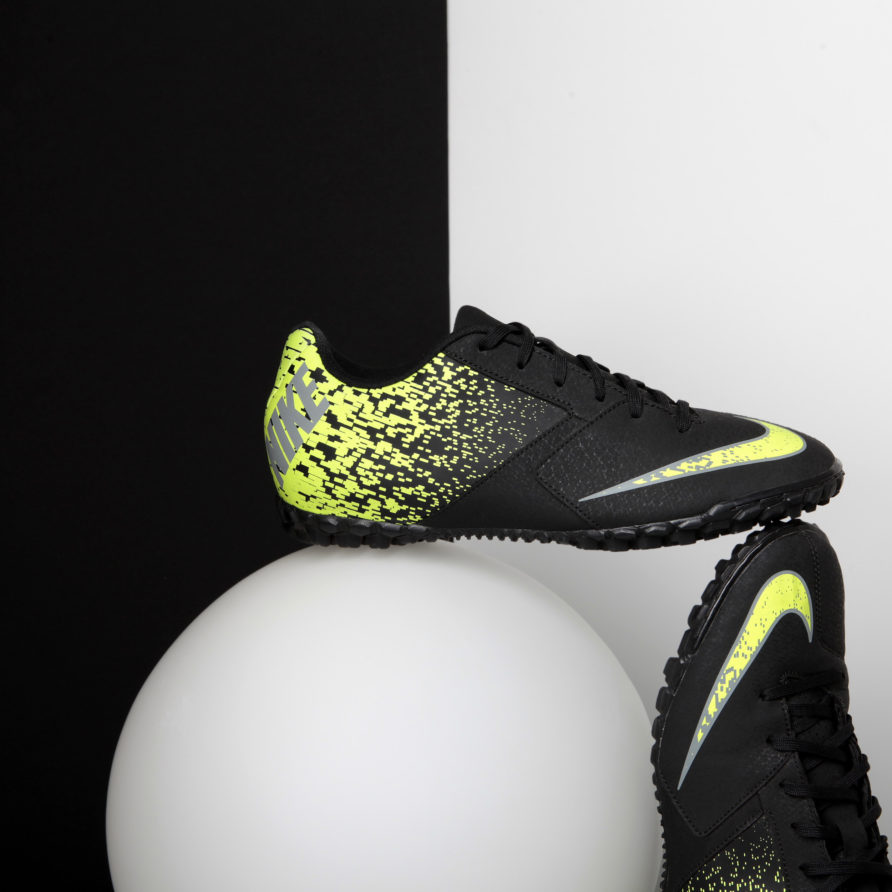 nature morte Black and white avec chaussures de foot indoor Nike.