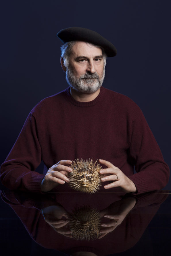 Alain, barbu, pose avec un poisson Diodon.