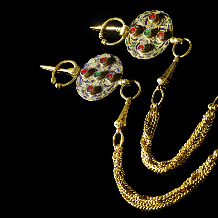 Photographie Nature morte d'objets d'art mis en vente à Sotheby's.