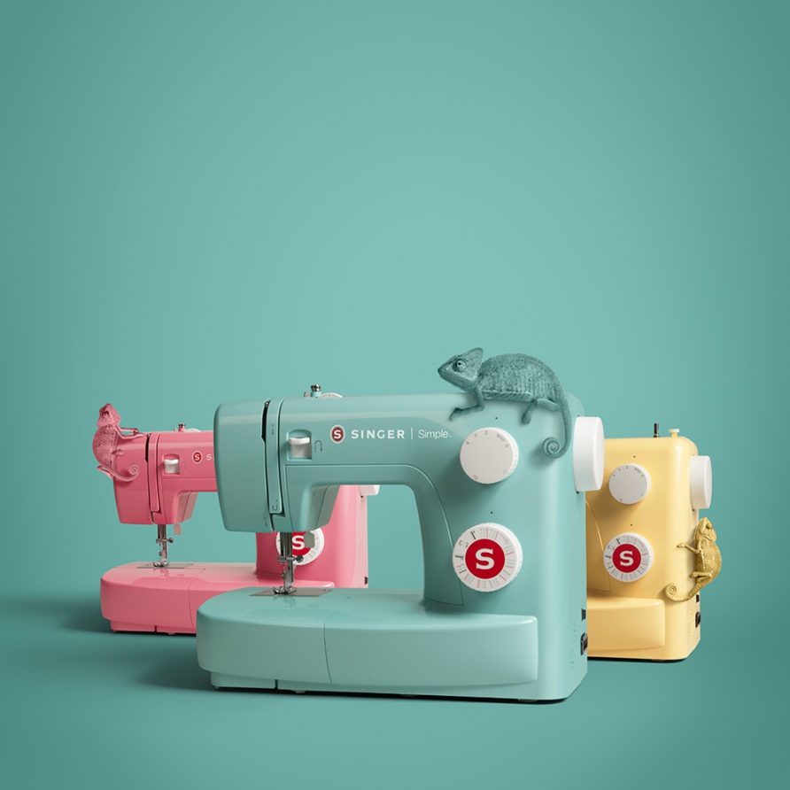 Nature morte en ambiance de machines à coudre Singer escaladées de caméleons adaptés aux couleurs des machines.
Pour Josiane fait de la pub (agence com) pour la marque Singer en 2016-2017.